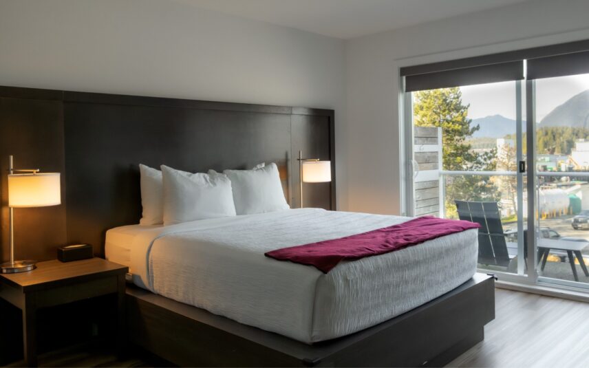 Queen suite with cozy west coast design and seating area