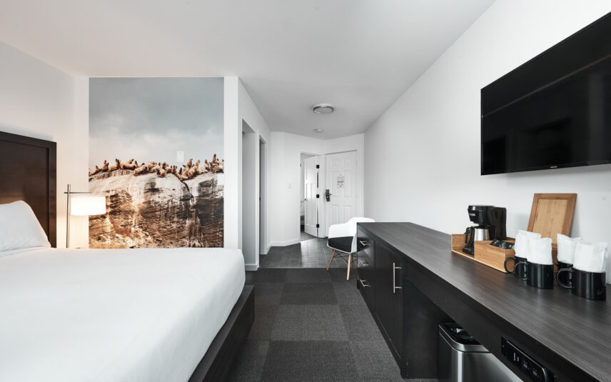 Queen suite with cozy west coast design and seating area