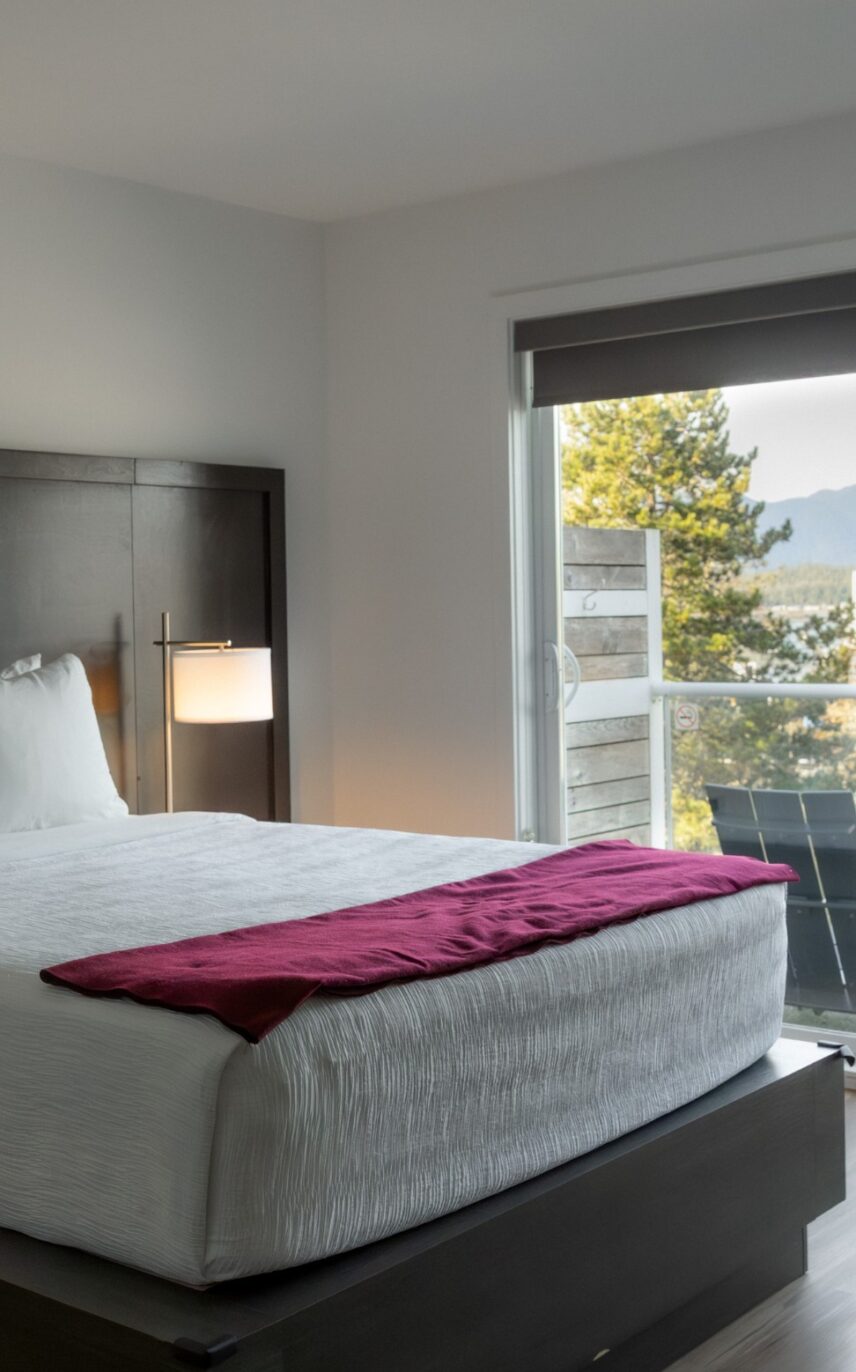 Queen suite with cozy west coast design and seating area
